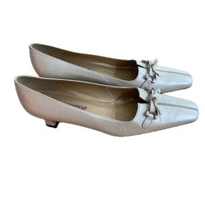 Stuart Weitzman “Mr. Seymour” Taupe Leather Kitten Heels – Size 8SS (AAAA),